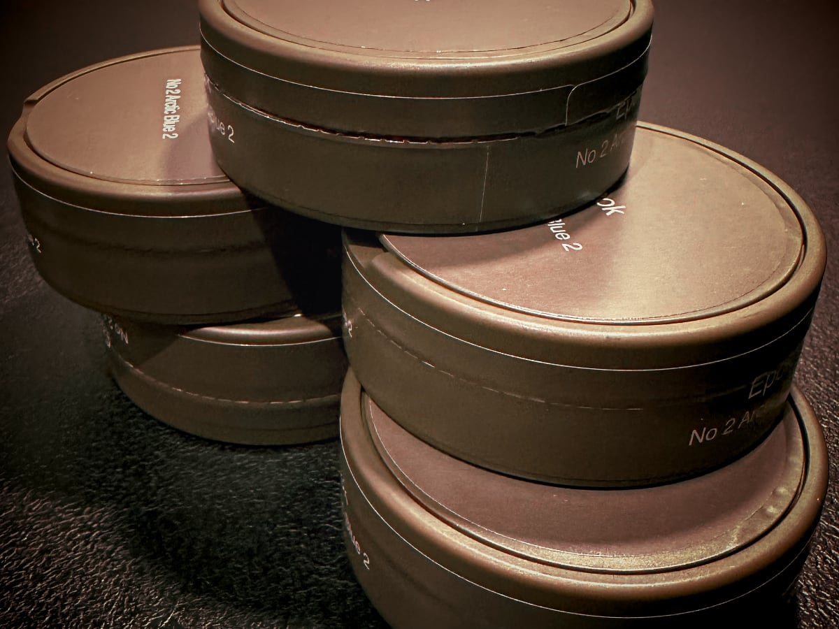 Fem snusbokser oppå hverandre